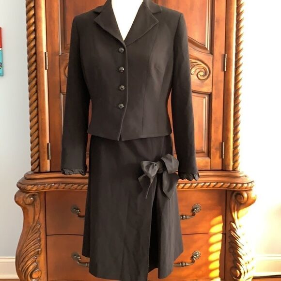Cynthia Howie black skirt suit- 6P - Picture 3 of 9